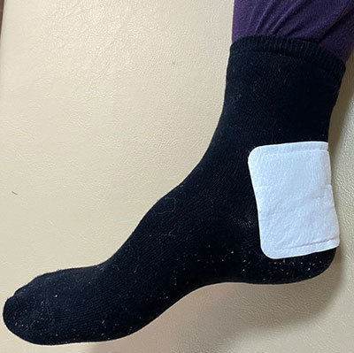 かかとにカイロを貼った写真